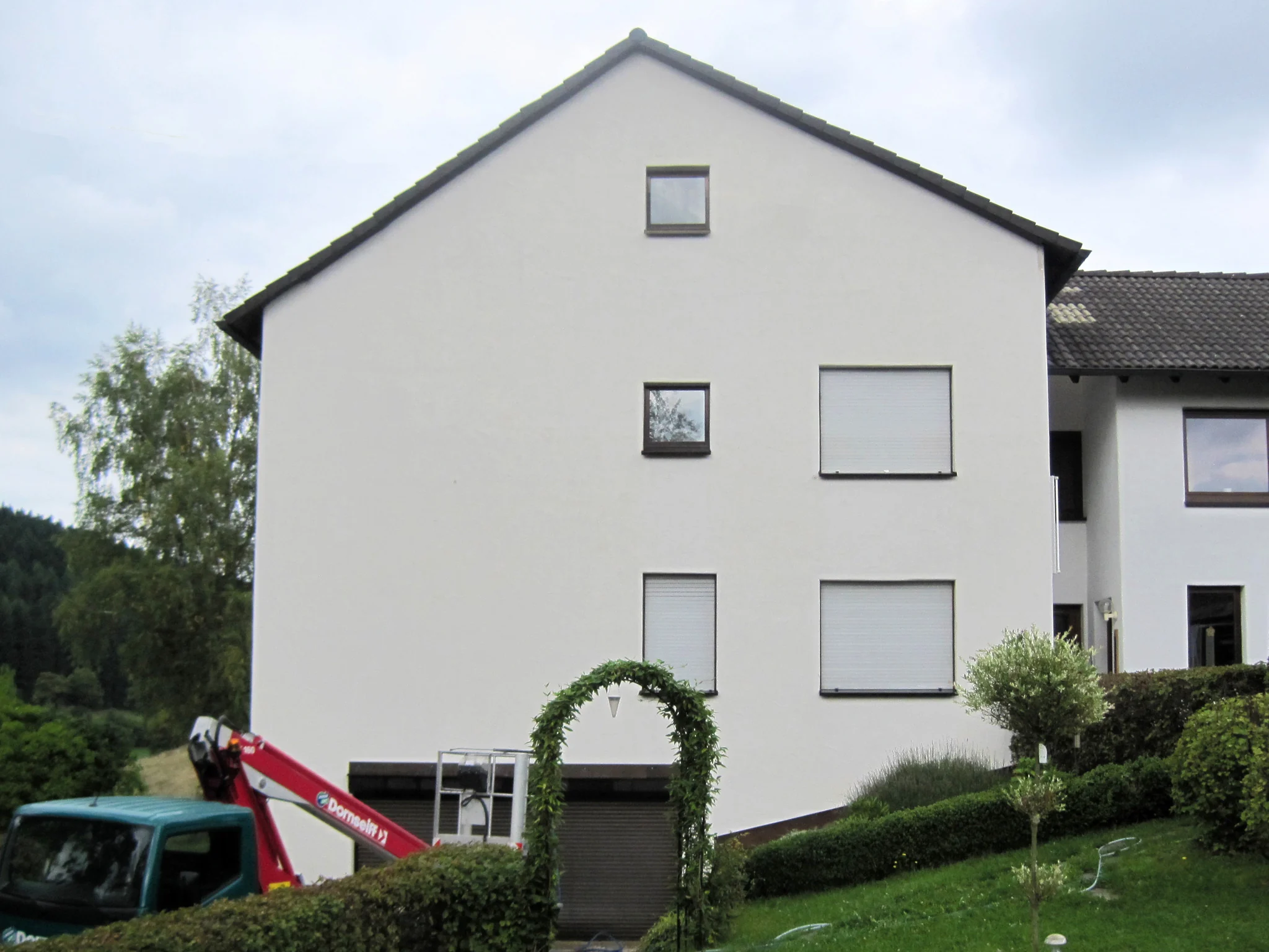 Dieselbe Putzfassade nach der Reinigung