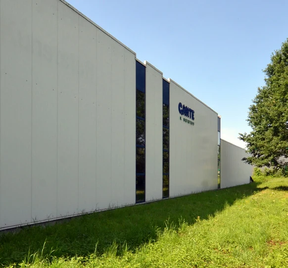 Gereinigte helle Gewerbefassade nach Fassadenfee-Reinigung