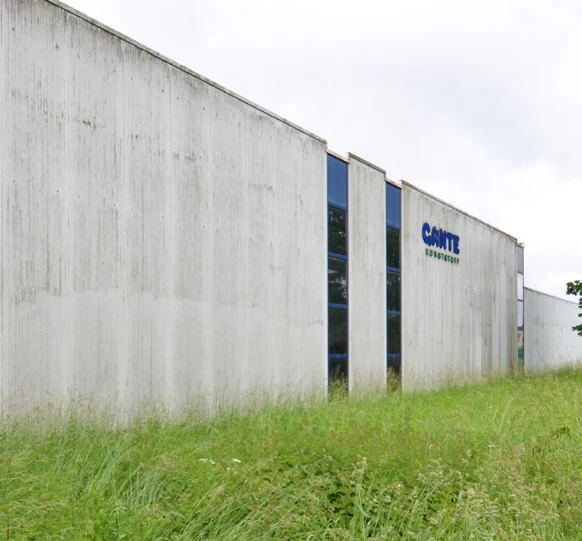 Gewerbefassade vor der Reinigung